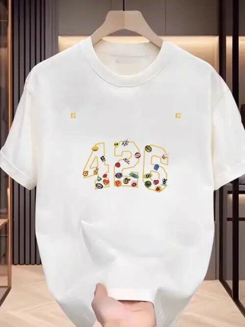 200gの大きな「426」という数字が鮮やかな黄色で表示されていたり、カラフルなアイコンが絶妙に溶け込んでいたりと、細部に至るまで個性的で目を引きます。シンプルなホワイトベースで柄を際立たせます。生地は快適で通気性があり、バージョンは何でも使います。