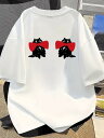 背中に赤いリボンをつけた2匹の黒猫がプリントされた、200gの白い半袖Tシャツ。ピュア・コットンを使用しているので、着心地がよく、通気性に優れ、毛玉ができにくく、型くずれしにくい。