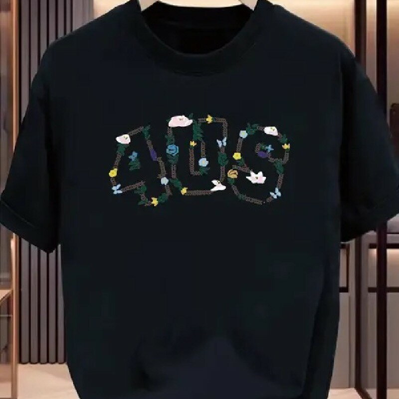 200g Tシャツはまさにファッション界のお宝アイテムです!繊細な刺繡工芸で「AUG」という文字が描かれています。アルファベットは花、蝶、蔓で囲まれており、自然で新鮮な感じと芸術的な雰囲気がいっぱいです。黒のボディは落ち着いていますが、刺