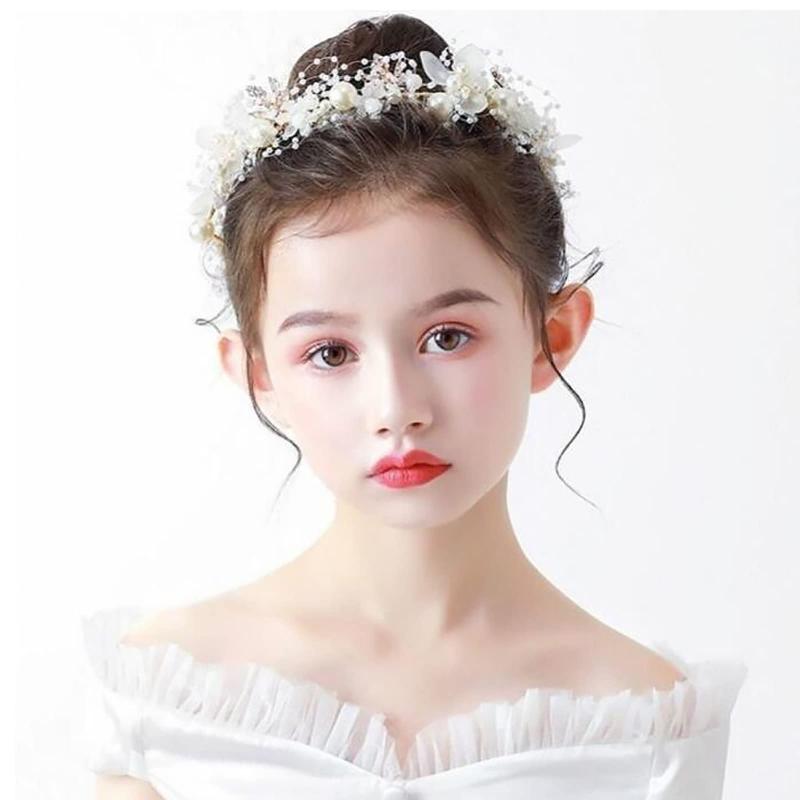 YFFSFDC 髪飾り カチューシャ フラワー ヘアバンド ヘッドドレス 女の子 花嫁 花冠 パール ウェディング パーティー 発表会 入学式 卒業式 ホワイト【髪飾り】可愛いデザインでゴージャスです、光にあたるときらきらして輝いて、どんな場合でも注目を集められる。【手作り】手作りのヘアアクセサリーは花、真珠、合金で作られています。繊細な仕上がりで、ヘアアクセサリーはとても上品に見える。【着用しやすい】カチューシャタイプの子供用ティアラ 簡単に頭に装着できる。長い髪でも短い髪でも大丈夫です。女の子は髪飾りをつけた後、頭に花をつけているように、この髪飾りは女の子に無限の魅力を与えます。【いいプレゼント】クリスマス、結婚式、記念日、満月、誕生日、百日間の宴会で娘、孫娘、友達の子供、学生のプレゼント、女の子、青少年の女の子にプレゼントします。【場合】シンプルなワンピースとヘアスタイル、ショー、パーティ、ダンスパーティー、ショー、結婚式、誕生日パーティー、撮影、その他の特別なシーンが似合うヘアアクセサリーです。