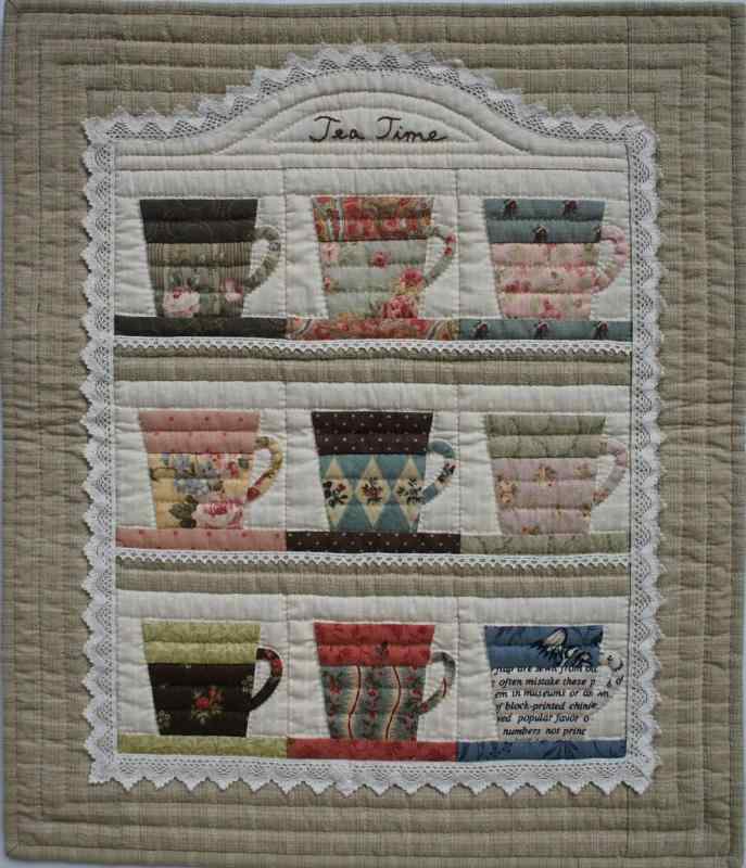 AKEMI SHIBATA [柴田明美のパッチワークキット] コーヒーカップコレクションのタペ 出来上がり作品サイ..