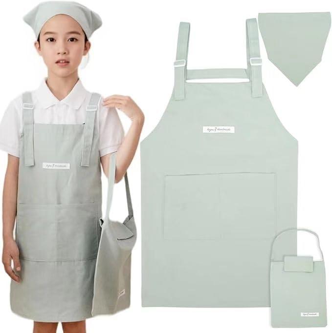[ANJOU] 子供用エプロン 三角巾セット 袋付き 小学生 女の子 給食エプロン H型 撥水 綿100％ 名前タグ付き【三角巾・収納袋付きの3点セット】子供用エプロン、三角巾、収納袋がセットになっているので、学校の給食、家庭科、調理実習、お手伝い、習い事などに便利です。使わない時は付属の袋にまとめて収納でき、持ち運びにも適しています。【綿100％・撥水加工】素材は肌触りのよい綿100％。表面には撥水加工を施しており、ちょっとした水はねや汚れが付きにくい仕様です。シンプルな無地デザインで、男の子にも女の子にも使いやすい子供用エプロンです。【H型デザインで着脱しやすい】H型タイプなので肩への負担を分散しやすく、お子様でも着脱しやすいデザインです。肩紐と背面部分は長さ調整ができ、体型に合わせてフィット感を調節できます。【ポケット・名前タグ付き】前面には便利なポケット付きで、ハンカチや小物などを入れられます。名前タグ付きなので、学校や幼稚園、習い事で使う時にも紛失対策になります。【サイズ】Sサイズ：着丈約56cm、幅約55cm、適用身長約120〜140cm。Mサイズ：着丈約66cm、幅約64cm、適用身長約140〜160cm。三角巾の頭囲：約48〜60cm。収納袋：約24×28cm。綿素材のため、折りじわが気になる場合は軽くアイロンをかけてからご使用ください。
