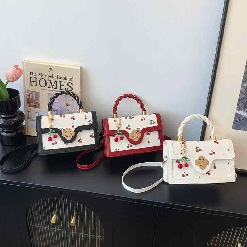 ・カラー展開: 白色、黒色、红色・スタイル: 清新甜美・主な素材: PU・箱包スタイル: 小方包・箱包サイズ: 小・流行要素: 印花・裏地素材: ポリエステル・形状: 横型方形・開閉方式: 蓋式・硬さ: 中程度・外ポケット: 立体ポケット・肩紐本数: 1本・使用シーン: 日常