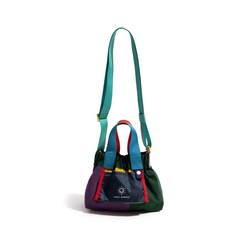Lovey summerColourblock Micro Dumpling Bag ショルダーバッグ レディース ナイロンバッグ素材：ナイロン100％カラー：NAVY/FORESTサイズ：13.3*16.5*10.2cm 重量：75gストラップの長さ： ショートストラップ：26.7cm アジャスタブルロングストラップ：最短69.9cm ～ 最長127.0cm収納力： 携帯電話、財布、ごく小さな折りたたみ傘が収納可能なミニサイズ。 カラー ブロック マイクロダンプリングバッグは、コンパクトながらも必要最低限のアイテムをスマートに持ち運べる便利なサイズです。すべてのサイズはバッグの外寸を基準に測定しており、±3cmの誤差が生じる場合があります。また、各商品は手作業でミシン縫製されているため、若干の縫製の違いが見られることがあります