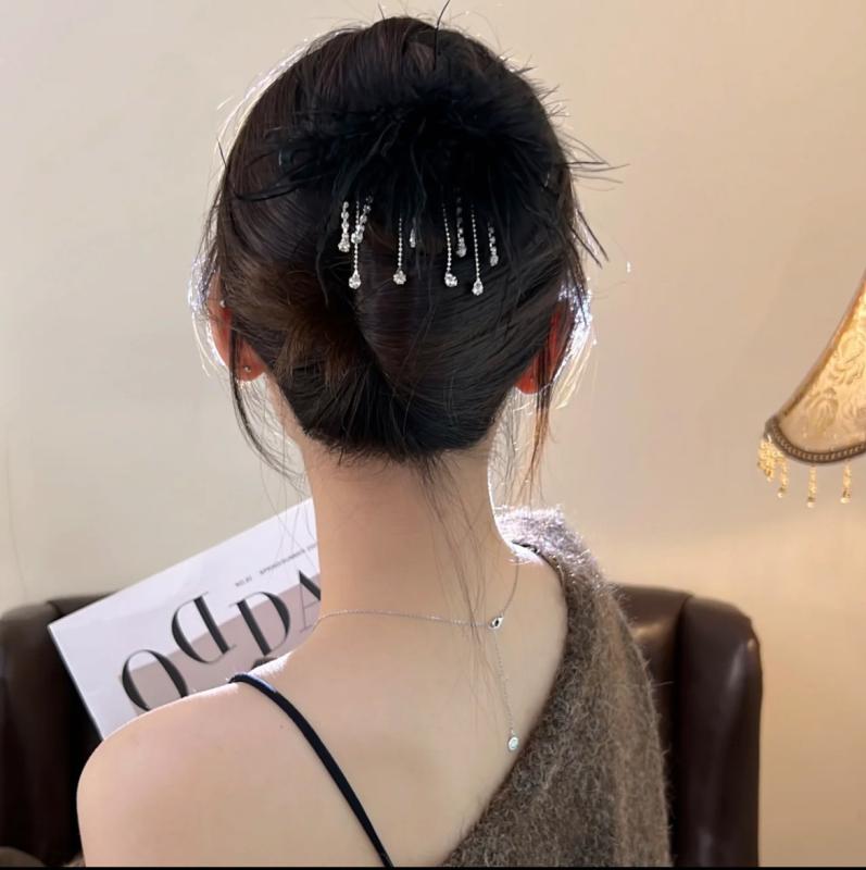 ヘアアクセサリー 女性用 流す羽毛 タッセル ヘアクリップ 簡単 後頭部 アップヘア 一本挟み 前髪 サイド ピン ヘッドアクセ 通勤 ファッション ブラック ホワイト 秋 軽量 かわいい