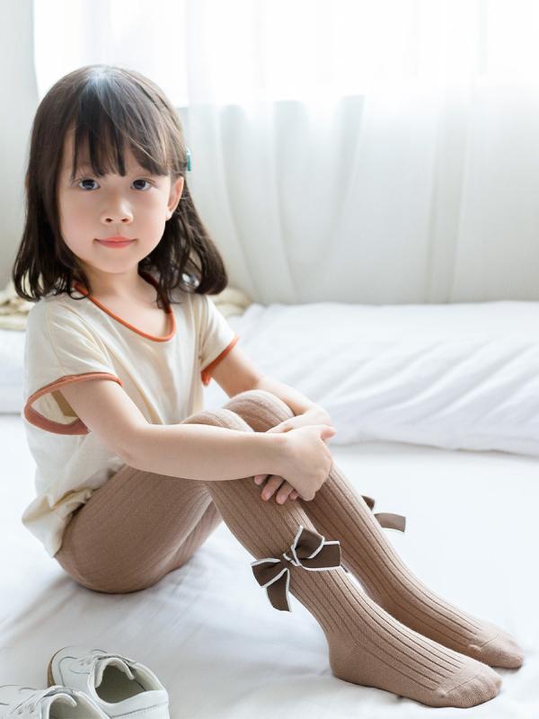 ・カテゴリ: 連パンスト・対象: 女児・主な素材: 綿79%・機能: 透気、吸汗、防臭・筒丈: 連パン・厚み: 中厚・柄: 条紋、単色・デザイン要素: リボン・カラー展開: 白色、黒色、深灰色、浅灰色、玉粉色、カーキ色・サイズ展開: XS、S、M、L、XL、XXL・対象年齢: 中小児(3~8歳、100~140cm)