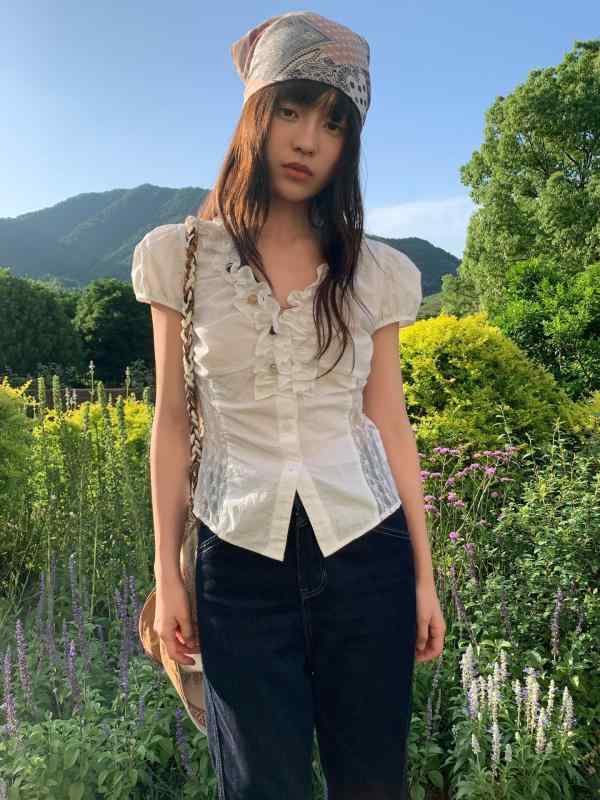 ・主な素材: 綿95%以上・柄: 無地・スタイル: 基本款・袖丈: 短袖・袖型: 泡泡袖・版型: 修身型・衣長: 普通款(50cm<衣長≤65cm)・ネックライン: V字領・流行要素: 木耳辺・カラー展開: 白、青・サイズ展開: S、M・スタイルタイプ: 清新甜美・スタイル: 甘美風