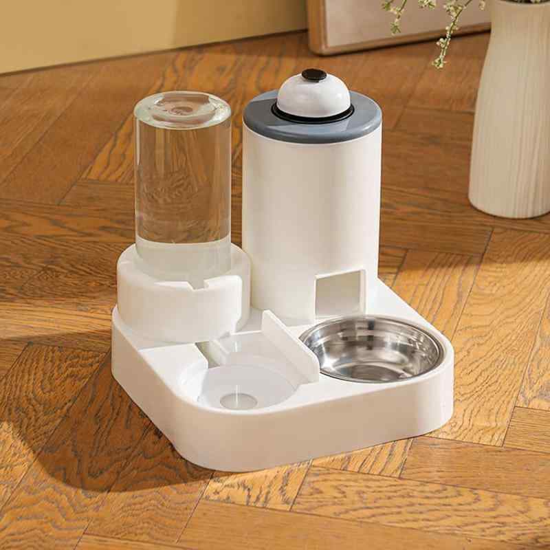 Kuhhgui キャットボウル、猫 餌入れ、キャットフードとウォーターボウル、ペットボウル、猫 えさ 皿、犬 食器、フードボウル ダイニングテーブル スタンドセット、猫や小型犬用のフィーデ自動給水機能付き: このキャットボウルセットには、自動で水を補給する給水機能が付いています。猫ちゃんの水分補給を手間なく行えます。2種類のボウル: フードボウルとウォーターボウルがセットになっており、食事と水分補給を同時に行えます。スタンド付き: ボウルは取り外し可能なスタンドに設置されているので、食べ残しや水のこぼれを防ぎます。小型ペット用: コンパクトなサイズなので、猫や小型犬に最適です。安全設計: ボウルは丈夫なプラスチック製で、滑り止め加工が施されているので安心して使えます。