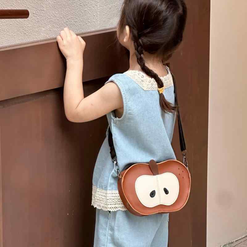 ・対象性別: 女・対象学齢: 幼稚園・主な素材: PU・機能: 透気、耐摩耗、軽量・裏地素材: 無し・柄: フルーツ・流行要素: ステッチ・イメージ: 可愛いおしゃれ・カラー展開: 赤、茶・スタイル: 童趣可愛い・対象シーン: 日常コーディネート