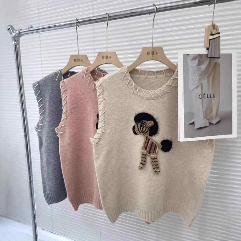 ベスト レディース ニット ベスト 丸首 ノースリーブ セーター 重ね着 カジュアル シンプル 無地 刺繍入り 立体 ポニー かわいい 通学 通勤 秋 冬・素材: 羊毛混・主な素材成分: スパンデックス30%-50%・柄: 配色・厚さ: 中等・組み合わせ: 単品・スタイル: プルオーバー・シルエット: ルーズ・袖のタイプ: ノースリーブ・ネックライン: クルーネック・袖丈: ノースリーブ・流行の要素: 3D立体柄・加工: ギャザー・カラー展開: グレー, オフホワイト, ピンク・サイズ展開: フリーサイズ・スタイル: カジュアル, シンプル・製品カテゴリー: セーター