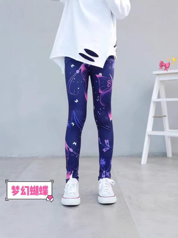 ・対象: 女の子・カテゴリ: パンツ・スタイル: スポーツ・主な素材: ポリエステル91-95%・パンツ丈: 9分丈・ウエスト: ミッドライズ・カラー展開: グラデーションピンク、パープルチェック、大理石、紫、ブルー、ピンク、ライトブルー、パープルグラフィティ、ファンタジーバタフライ、フルーツプリント、ブラック、グレー、フラワーカモフラージュ・適合身長: 100cm、110cm、120cm、130cm、140cm、150cm・適合年齢: 3-8歳