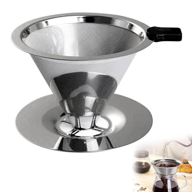 コーヒーフィルター 2層メッシュ ベース付き コーヒードリッパー ステンレス製 円錐 軽量 くり返し使える 目詰まりしにくい ハンドル付き 800目【二層フィルター】800目の超微細メッシュ構造を採用し、二層ステンレスフィルターと底部排水孔の設計を組み合わせ、効果的に微細コーヒー粉を遮断し、水流経路を最適化し、安定的で均一なコーヒー抽出を実現し、口当たりがより純粋で滑らかである。【ステンレス材質】高品質ステンレスを精選して製造し、腐食に強く、錆びにくく、老化しにくく、丈夫で耐久性がある。使い捨ての紙フィルターと壊れやすいプラスチックフィルターカップに別れを告げ、長期的に使用する方が安心です。【再利用可能】台座付き設計で、余分な紙フィルタを必要とせず、日常消費と交換コストを削減する。1回の投入で長期的に使用でき、毎日手軽に高品質なハンドドリップコーヒーを楽しむことができます。【清潔で安心】使用後は水で洗い流すだけできれいになり、食器洗い機に直接入れて洗うこともできます。コーヒー油脂が残りにくく、長期にわたって衛生性と濾過網の透過性を維持し、メンテナンスが簡単で時間が節約できる。【軽くて持ち運びに便利】テーパー構造の軽量設計で、リュック、引き出し、キャンプ装備に収納しやすい。家で泡を流しても、オフィスで使っても、旅行、キャンプ、アウトドアで手を流しても、簡単に適任です。