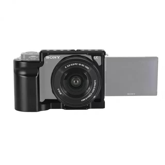 NICEYRIG カメラケージ Sony ZV-E10対応 フルケージ アルカスイスプレート アルミニウム合金製 -469プロ仕様の設計と高品質素材: Sony ZV-E10カメラ本体にピッタリの形状で、アルミニウム合金製のケージは軽量かつ頑丈でカメラを衝撃から守ります。ケージ頂部はARRIの標準の位置決め穴を設計しており、ねじれ防止できます。また、1/4インチネジ穴（カメラ小ネジ）を利用して様々なアクセサリーを装着できます。使用中、カメラ一切のボタン使いや、電池ドア開閉に全然影響無しプロやアマチュアを問わず、カメラマンのための機材です。優れた保護性能と耐久性: 底面が滑り止めゴム付き、カメラの脱落防止できるし、お使いのカメラをよく保護します。専用ケージは丁寧に製造しておりますので、金属の密度がより高く、使用寿命が長いです。製品の表面が肌触り良く、耐磨耗性が優れて、耐腐食性が優れております。多彩な拡張性: ケージ上部にNATOレールと1/4インチのネジ穴付いており、マジックアーム、EVFホルダー、マイク、ハンドル等のカメラアクセサリーは簡単に取付けられます。たくさん1/4インチネジ穴があるので、さまざまなアクセサリが取り付けができます。アルカスイス規格対応: 底部のアルカスイス規格クイックリリースプレートは、アルカスイス社製の三脚に直接取り付けることができ、手持ち、三脚、スタビライザーの撮影状況を素早く切り替えることができます。コールドシュー搭載: 底部のコールドシューが付いています。コールドシューには、スタビライザーや三脚などのコールドシューデバイスを取り付けることができます。各所に1/4インチのネジ穴が多数あり、アームやその他のアクセサリーを取り付けることができます。