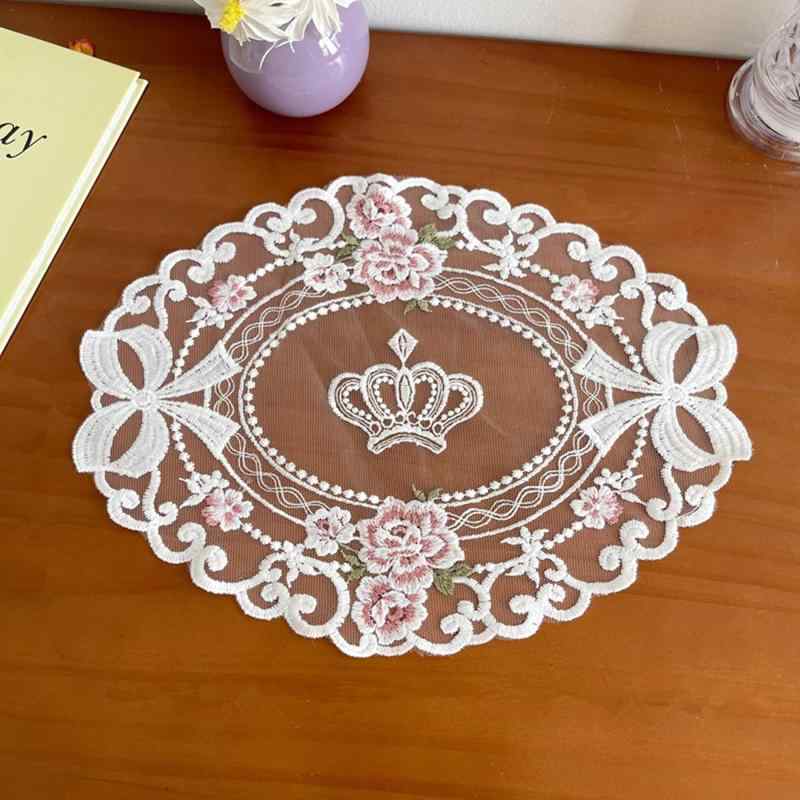 Q’foo テーブルランナー レース 刺繍入り 花柄 白 北欧風 センタークロス アンティーク調 おしゃれ コースター 花瓶敷き モダン素材：ポリエステル、パターン：レース、刺繍入り、花柄、アンティーク調、楕円、長方形「サイズ」：コースタータイプA：約幅23×全長30cm、コースタータイプB：約幅31×全長38cm、コースタータイプC：約幅32×全長45.5cm、テーブルランナー：約幅26×全長120cmお洒落な総レース刺繍仕上げ。上品な透け感があるので、一瞬で気品のある空間に変えてくれるレースです。優しい花の柄がスッキリして爽やかで可愛くて、洋室にも和室にもどちらにも合わせやすいです。テーブルセンターやランナー、コースターの他にも、花瓶の下やチェストの上などに敷いてもカフェのような雰囲気を演出できます。