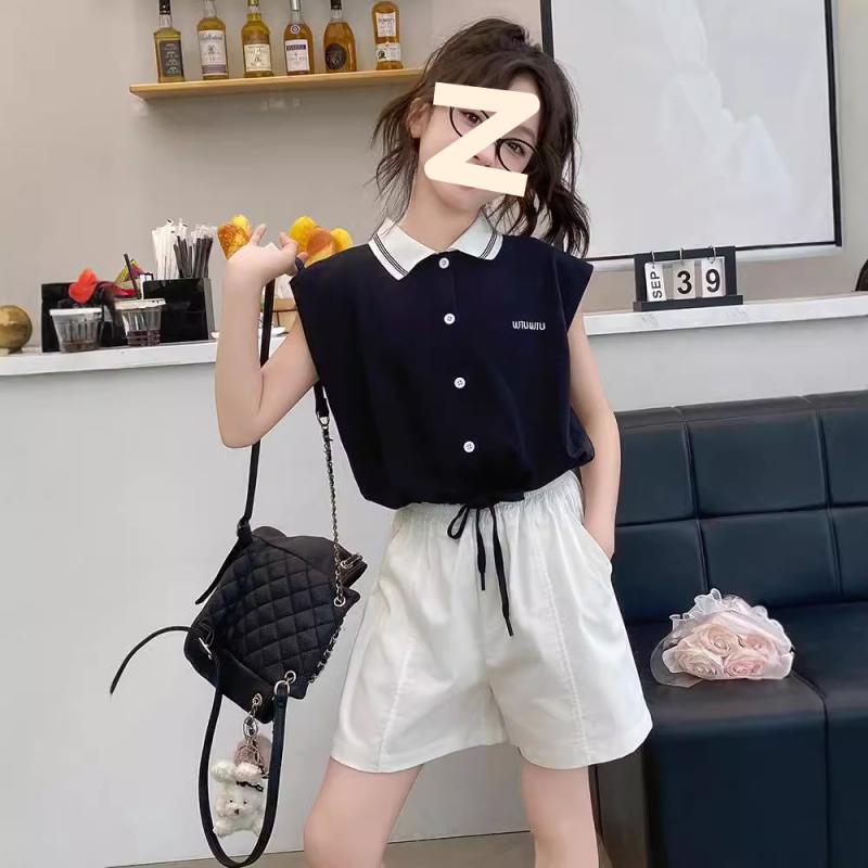 ・カテゴリ: 子供用セットアップ・対象性別: 女性・スタイル: 韓国風・セット内容: トップス、パンツ（2点セット）・対象年齢: 8歳以上（身長140cm以上）・袖丈: ノースリーブ・パンツ丈: 5分丈・生地加工: 柔軟処理・厚み: 薄手・柄: 英字・要素: スポーツ、セットアップ、キャラクター、トレンド・素材: 綿混紡・主な素材: 綿30%・安全基準: B類・留め具の種類: プルオーバー・カラー展開: ブラックセット・サイズ展開: 120cm、130cm、140cm、150cm、160cm、170cm