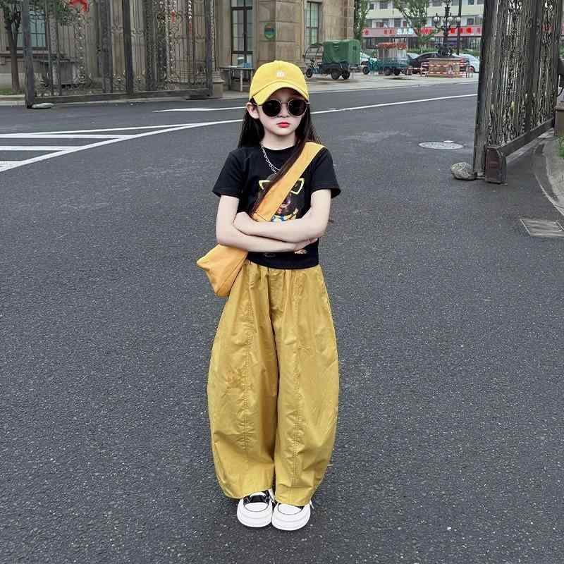 ・カテゴリ: 子供用セットアップ・対象性別: 女の子用・スタイル: 韓国風・セット内容: トップス、パンツ（2点セット）・袖丈: 短袖・フード: なし・パンツ丈: ショートパンツ・生地加工: 柔軟加工・厚さ: 普通・生地素材: 綿混紡・主な素材: 綿80%・安全基準: B類・着脱方式: プルオーバー・カラー展開: ブラックTシャツ、イエローパンツ、ブラックTシャツ＋イエローパンツ・対応身長: 120cm、130cm、140cm、150cm、160cm、170cm