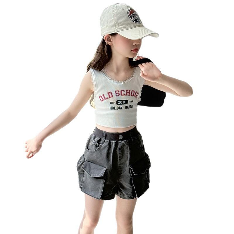 ・カテゴリ: 子供服アンサンブル・対象性別: 女の子・スタイル: 韓国風・セット内容: ベスト、ショートパンツの2点セット・袖丈: ノースリーブ・パンツ丈: ショートパンツ・生地加工: 柔軟加工・生地の厚さ: 薄手・柄: 無地・素材: デニム（綿55%）・安全基準: B類・留め具の種類: プルオーバー・カラー展開: ベスト、ショートパンツ・サイズ展開: 120cm、130cm、140cm、150cm、160cm、170cm