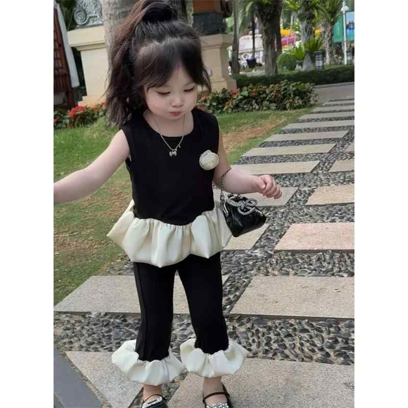 ・カテゴリ: 子供服セットアップ・性別: 幼児・女児向け・スタイル: 韓国風・セット内容: トップス、パンツ（2点セット）・対象年齢: 3〜8歳（身長100〜140cm）・袖丈: ノースリーブ・パンツ丈: 九分丈・生地加工: ソフト加工・生地の厚さ: 薄手・柄: 無地・デザイン要素: セットアップ、キュート・素材: 綿・主な素材の割合: 綿90%・安全基準: B類・合わせ方: プルオーバー・カラー展開: ブラックセット、グレーセット、ホワイトTシャツ・対応身長: 82.296cm、91.44cm、100.584cm、109.728cm、118.872cm、128.016cm