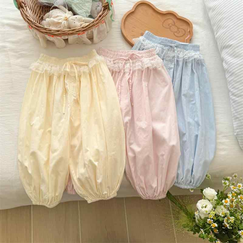 ・スタイル: 韓国風・カテゴリ: キッズパンツ・対象性別: 女の子・対象年齢: 中小童（3～8歳、身長100～140cm）・主な素材: 綿90%・パンツ丈: 長ズボン・股上: ミドルライズ・生地加工: 柔軟加工・柄: 無地、プリント・デザイン要素: レース、田園風、トレンド・カラー展開: ブルー、ピンク、イエロー・対応身長: 8229.6cm、9144cm、10058.4cm、10972.8cm、11887.2cm、12801.6cm