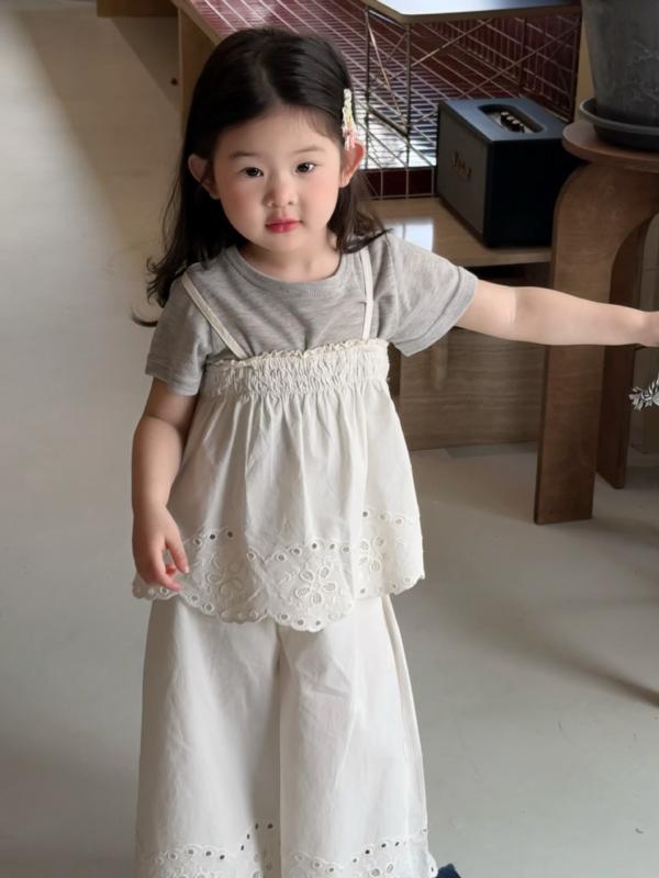 ・カテゴリ: 子供用セットアップ・対象性別: 女児・スタイル: 韓国風・セット内容: トップス、パンツ（2点セット）・対象年齢: 中小童（3〜8歳、100〜140cm）・袖丈: ノースリーブ・フード: フードなし・パンツ丈: 7分丈・生地加工: ソフト加工・生地の厚さ: 普通・柄: 花柄・主な素材: 綿80%・安全基準: B類・留め具の種類: プルオーバー・カラー展開: 花柄フリルキャミソール2点セット、グレーTシャツ・対応身長: 90cm、100cm、110cm、120cm、130cm、140cm