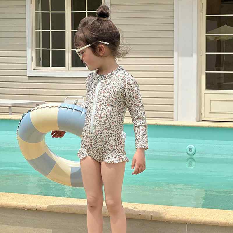 ・対象年齢: 0-8歳・対象性別: 女の子・スタイル: スイムウェア・柄: 小花柄・伸縮性: 高伸縮性・表地素材: ポリエステル90%・裏地素材: ポリエステル90%・重量: 約0.6kg・対応シーン: 水泳、水遊び・袖丈: 長袖・カラー展開: 小花柄・サイズ展開: 90、100、110、120、130、140・デザイン: 三角パンツ
