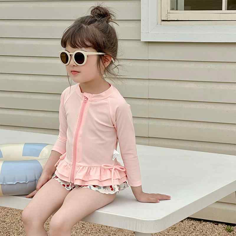 ・対象年齢: 0-8歳・性別: 幼児・女児向け・スタイル: スイート・表地素材: ポリエステル100%・裏地素材: ポリエステル100%・重量: 約300g・対応シーン: スイミング・水遊び・カラー展開: ピンクチェリーパンツ・サイズ展開: 90、100、110、120、130、140・デザイン: ブリーフ