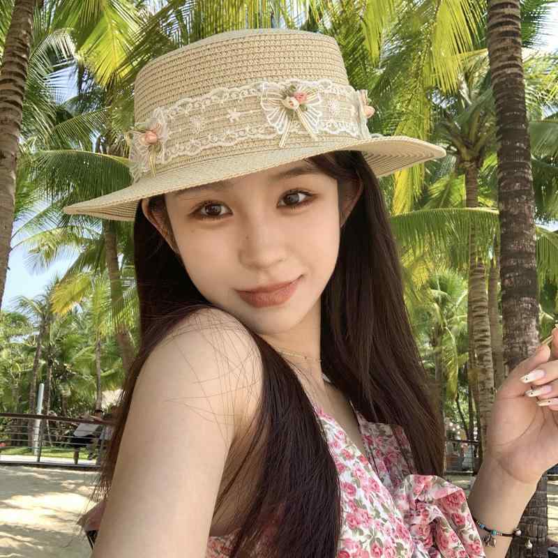 ・カテゴリ: 麦わら帽子・デザイン: リボン・帽子の形状: 丸型・つばの形状: 広つば・カラー展開: ベージュ、カーキ・サイズ展開: フリーサイズ・機能: 防紫外線、保護、日よけ・スタイル: スイート、田園風、フレッシュ・素材: ストロー（麦わら）・加工技術: 編み