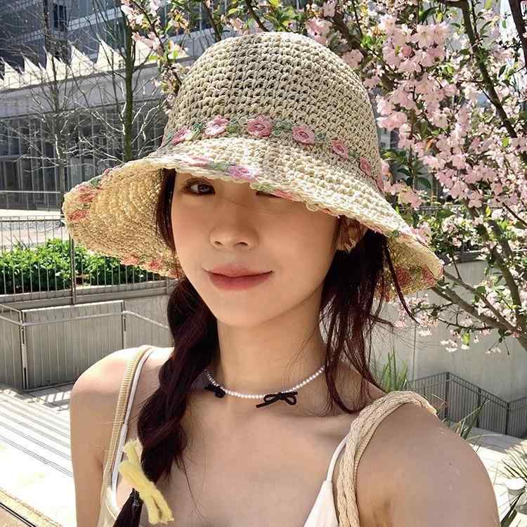 ・カテゴリ: 麦わら帽子・デザイン: 花・帽子の形状: 丸型・つばの形状: 超大つば・カラー: アイボリー・機能: 防晒、首ガード、通気性、防風、遮光、耐高温・スタイル: キュート、スウィート、田園風、リゾート風、ナチュラル・素材: ストロー（草編み）・加工技術: ニット