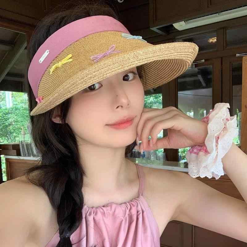 ・カテゴリ: 麦わら帽子・デザイン要素: リボン・帽子のトップデザイン: 丸型・つばのデザイン: 広つば・カラー展開: カラフルリボン、ブラックリボン・サイズ展開: フリーサイズ・機能: 防錆、保護、日よけ・スタイル: スウィート、田園風、ナチュラル・素材: ストロー・スタイル分類: スウィートナチュラル・加工技術: 編み・デザイン要素分類: 形状、パターン