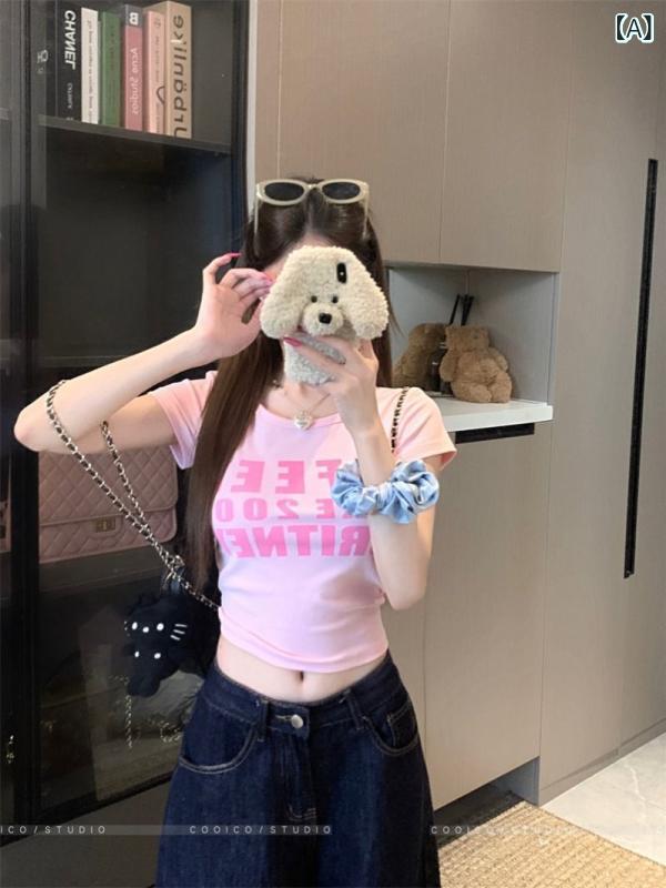 ・カテゴリ: Tシャツ・スタイル: カジュアル・主な素材: 綿95%以上・柄: 英字・数字・文字、プリント・ネックライン: クルーネック・袖丈: 半袖・袖型: レギュラースリーブ・シルエット: スリムフィット・着丈: ショート丈（約40cm～50cm）・加工: 形態安定加工・カラー展開: ピンク・サイズ展開: S、M、L、XL