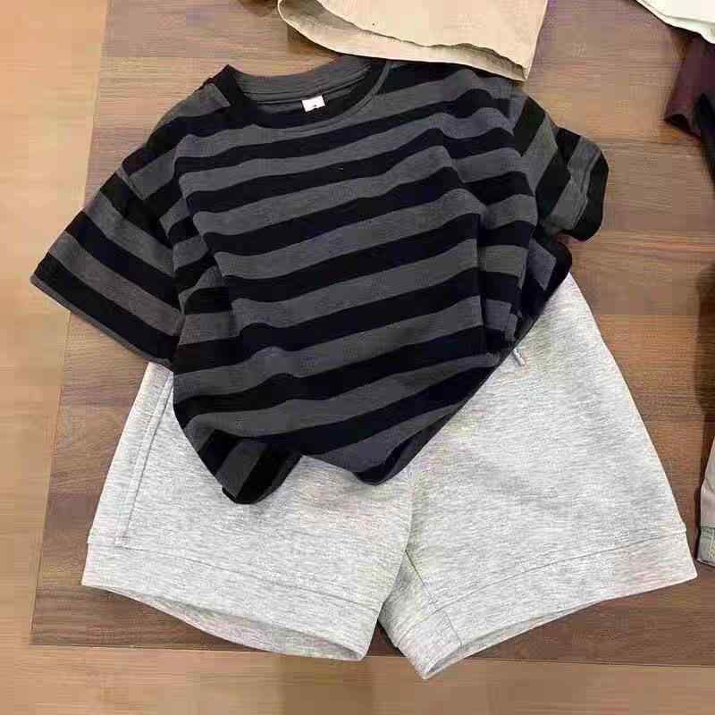 ・カテゴリ: 子供用セットアップ・対象性別: 男女共用・スタイル: 韓国風・セット内容: トップス、パンツの2点セット・対象年齢: 3〜8歳（対応身長 100〜140cm）・袖丈: 半袖・パンツ丈: ショートパンツ・生地加工: 柔軟加工・生地の厚さ: 薄手・柄: ボーダー・デザイン要素: スポーツ、セットアップ、ボーダー、キュート、バイカラー、トレンド・素材: 綿65%・安全基準: B類・開閉仕様: プルオーバー・カラー: ダークグレーボーダー半袖＋グレーショートパンツ・サイズ展開: 90cm、100cm、110cm、120cm、130cm、140cm