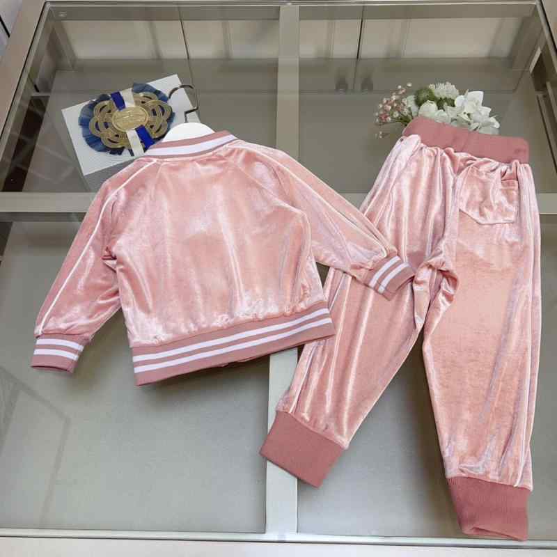 ・カテゴリ: キッズ用セットアップ・対象性別: 男女兼用・スタイル: スポーツ・セット内容: トップス、パンツ（2点セット）・対象年齢: ベビー・キッズ（1～3歳、身長80～100cm）・袖丈: 長袖・フード: なし・パンツ丈: ロングパンツ・生地加工: 柔軟加工・厚み: 普通・柄: 無地・素材: ポリエステル95%以上・安全基準: B類・開閉仕様: ファスナー・カラー: ブラック、ピンク・対応身長: 100cm、110cm、120cm