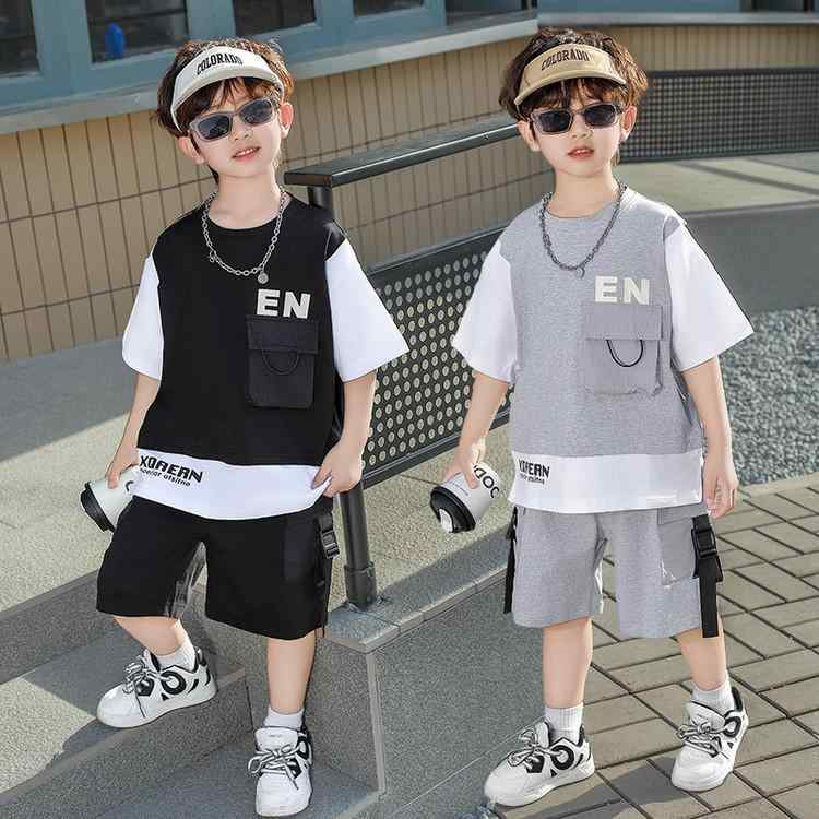・カテゴリ: 子供服セットアップ・対象性別: 男性・スタイル: 韓国風・セット内容: トップス、ボトムスの2点セット・対象年齢: 中小童（3〜8歳、身長100〜140cm）・袖丈: 半袖・フード: フードなし・パンツ丈: ショートパンツ・生地加工: 柔軟処理・生地の厚さ: 薄手・柄: キャラクター・デザイン特徴: スポーツ・主な素材: 綿・主面料成分比率: 綿80%・安全基準: B類・留め具タイプ: プルオーバー・カラー展開: ブラック、グレー・展開サイズ: 90cm、100cm、110cm、120cm、130cm、140cm、150cm
