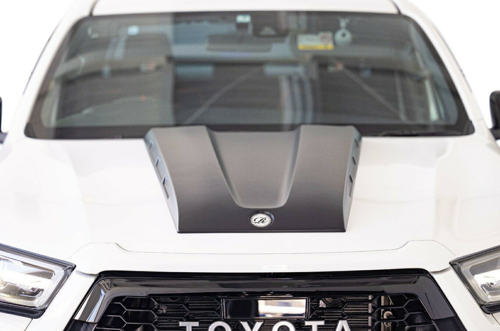 【M’s】 125 ハイラックス GRスポーツ 用 GUN125-DTTHX (2021.10-) ROWEN ボンネットフードカバー ロェ..