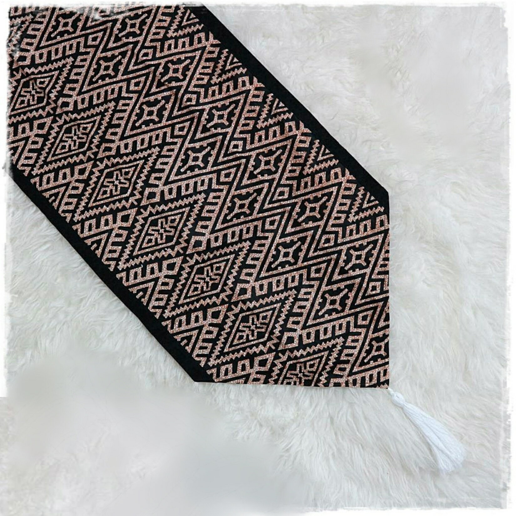 バティック Batik BATIK テーブルランナー テーブル 黒 ダイヤ 150x40cm インドネシア ジャワ 伝統 染め おしゃれ ヴィンテージ風 グランピング 送料無料 キャンプ かっこいい 絨毯 オールシーズン アウトドア 折りたためる リビング フローリング 異国風 アジアン