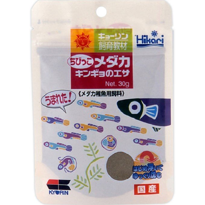 対象 メダカ、金魚の稚魚 特長 ●メダカの稚魚はもとより、金魚や熱帯魚稚魚にも使用できる稚魚専用飼料です。 ●稚魚の成長に必要な栄養をすべて含んでいますので、このエサだけで成魚になるまでの飼育が可能です。 ●水面で広がった後、ゆくりと沈みますので、稚魚が食べやすく水を汚しません。 ●少量ずつ一日数回分けて食べきれる量を与えてください。 ●稚魚は水の汚れに弱いので、与えすぎに注意してください。 内容量 30g 原材料 フィッシュミール、小麦粉、オキアミミール、ビール酵母、グルテンミール、大豆粕、海草粉末、スピルリナ、粘糖剤、消化酵素、ガーリック、アミノ酸、（L―グルタミン酸ナトリウム、メチオニン）、ビタミン類（A、D3、E、K、塩化コリン、C、イノシトール、B5、B2、B1、B6、B3、葉酸、ビオチン）、ミネラル類（Fe、Mg、Zn、Mn、Co、P） 保証成分 粗タンパク質：48％以上、粗脂肪：3．0％以上、粗繊維：2．0％以下、粗灰分：18％以下、水分：10％以下、りん：1．3％以上 ご注意 ※本品は観賞魚用品です。目的以外の用途では使用しないでください。