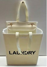 可愛い木製フック（2個付き）で洗濯機や壁に直接引っ掛けて使うランドリーバッグです。 自立してくれるから毎日の洗濯がラクラク♪ たためるから洗濯機に付けても邪魔にならない！ 両手持ちや肩にもかけられるので楽に移動もできます！ 折り畳み時わずか約1.5cm！ 商品サイズ（折り畳み時）：約：たて58.5m×よこ41cm×高さ（奥行）1.5cm 重量：610g 色：アイボリー サイズ：（5～6kgタイプ/3～4人） 原産国：中国 材質：（本体）ポリエステル、ステンレススチール/（中板）ポリプロピレン/（フック）天然木、SEBS樹脂、ペット樹脂、ポリスチレン