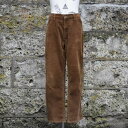 リーバイス(Levi's) made in usa 519 70's corduroy pants vintage talon zip brown / コーデュロイパンツ w38 l36 メンズ レディース - エンシニータス 【 Levi's 】 リーバイスの起源は、1850年代にさかのぼる。 1853年にリーバイスの生みの親、 リーバイ・ストラウス(Levi Strauss)が自身の名を冠した会社「リーバイ・ストラウス」社をサンフランシスコに設立。 当初、雑貨店を経営、彼はモノ売りでその一つとして他人が作った衣服を販売していた。 彼はその後、20年間で事業を拡大し、生地、衣料、靴などを扱う、今で言う商社のような事業へと発展させた。 リーバイスのジーンズ誕生のきっかけはゴールドラッシュに沸くアメリカ西部で、 鉱夫を支える丈夫な労働服(作業着)が求められていたこと。 1870年頃、仕立屋のジェイコブ・デイビスと出会い、 彼のアイデアであるデニムや綿帆布に金属リベットを使用し補強する手法を用いてズボンを作ることを決意し、 生産部門を設立した。ここからリーバイ・ストラウス社は製造販売のメーカーとなった。 多くのワーカーを始め世界中の人々にタフな物つくりとコストパフォーマンスの高さからファンを増やしていった。 【 Levi's / リーバイス 】の519。 70年代のアメリカ製のコーデュロイパンツです ※こちらのアイテムはusedアイテムになりますのでダメージ・着用感があります。 あらかじめご了承の上お買い求めくださいませ。 color ブラウン size w38 l36(ウエスト96cm 股上32.5cm 股下76cm 総丈106cm ワタリ28cm 裾幅22.5cm) サイズ計測は手作業のため多少の誤差が生じます。 (実寸サイズとなります） ご了承下さいませ。 素材 コットン MADE IN U.S.A 15時までのご注文は当日発送致します!! (一部商品によって当日発送ができない商品もあります。ご了承下さい） ご不明な点は店頭にてお問い合わせ下さいませ。 03-5459-1693