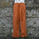 バーラップ アウトフィッター (burlap outfitter) wide track pant / ワイドトラックパンツ pumpkin メンズ レディース - エンシニータス ・Wide Track Pant トラックパンツから新型の登場！！ 撥水性、速乾性、UVカットと三拍子揃った SUPPLEX NYLONを使用したパンツの ニューモデルです！！！ 通常のトラックパンツよりも少しワイド目に作られ レングスを少し短めの九部丈にしております！ ローカットのシューズでもハイカットのシューズでも また、ブーツにも合わせやすいシルエットはどんなシーズンにも重宝致します。 そして、今までのトラックパンツ同様に、ウェストの下には左右にハンドポケット バックのヒップの部分に2つポケットが配備されており、 ウェストにはドローコードが用いられフィッティング調節も簡単に行えます。 さらっと快適な質感のナイロン素材は春夏涼しく穿けるデザインです。 インビスタのサプレックスナイロンは多くの衣料分野で活躍するコットンに着目し コットンの持つ自然な風合いと美しさ、肌触りの良さを表現。 ナイロン100%ながら滑らかな肌触りが特徴です。 また 「シワ」「色あせ」「縮み」を起こさず、長期的な着用が可能!!! 速乾、撥水性を持っていることにより、キャンプや野外フェス・水辺などでも 大活躍致します。 是非、お試しください。 詳細はBURLAP OUTFITTERブログで ※メンズスタイル 身長：177cm 体重：65kg 着用サイズ：M T-shirts【 LIFT UP 】encinitas別注 U.S made s/s Pocket Tee WATCH【 VAGUE WATCH 】diver's son / 腕時計 アンティークウォッチ ダイバーズウォッチ black × black ※レディーススタイル 身長：168cm 着用サイズ：S color パンプキン size S(ウエスト70-84cm股上32cm股下64cm総丈90cm渡り35cm裾幅22cm) M(ウエスト74-86cm股上33cm股下65cm総丈94cm渡り36.5cm裾幅23cm) 素材 ナイロン 100% メッシュ生地 ポリエステル 100% 15時までのご注文は当日発送致します。 一部商品によって当日発送ができない商品もありますので ご了承下さいますようお願い致します。 ご不明な点は店頭にてお問い合わせ下さいませ。 03-5459-1693