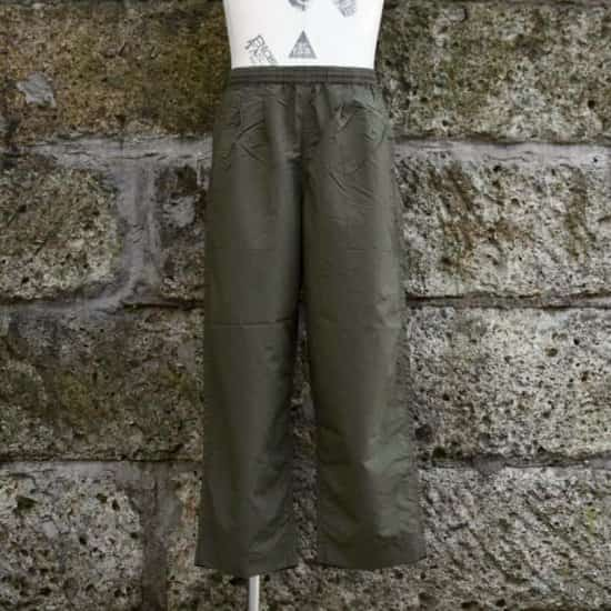 バーラップ アウトフィッター (BURLAP OUTFITTER) WIDE TRACK PANT / ワイド トラックパンツ OLIVE DRAB メンズ レディース - エンシニータス ・WIDE TRACK PANT トラックパンツから新型の登場！！ 撥水性、速乾性、UVカットと三拍子揃ったSUPPLEX NYLONを使用したパンツの ワイドモデルです！！！ 通常のトラックパンツよりも少しワイド目に作られレングスを少し短めの九部丈にしております！ ローカットのシューズでもハイカットのシューズでも また、ブーツにも合わせやすいシルエットはどんなシーズンにも重宝致します。 そして、今までのトラックパンツ同様に、ウェストの下には左右にハンドポケット バックのヒップの部分に2つポケットが配備されており、 ウェストにはドローコードが用いられフィッティング調節も簡単に行えます。 さらっと快適な質感のナイロン素材は春夏涼しく穿けるデザインです。 インビスタのサプレックスナイロンは多くの衣料分野で活躍するコットンに着目し コットンの持つ自然な風合いと美しさ、肌触りの良さを表現。 ナイロン100%ながら滑らかな肌触りが特徴です。 また「シワ」「色あせ」「縮み」を起こさず、長期的な着用が可能!!! 速乾、撥水性を持っていることにより、キャンプや野外フェス・水辺などでも 大活躍致します。 是非、男性にも女性にもお試しいただけたらと思います。 詳細はBURLAP OUTFITTERブログで 身長：177cm 体重：65kg 着用サイズ：M T-SHIRT【 THRIFTY LOOK 】" DANIEL JOHNSTON " TEE SHIRT【 POST O'ALLS 】NEUTRA 3 S/S IKAT CHECK TYPE1 SHOES【 SNEAKERS 】SKATER SHOES LOW-CUT BLACK/WHITE CAP【 HARDENCO 】FITTED DAD CAP EYEWEAR【 CAL O LINE 】KANEKO OPTICAL BEATNIK ACCESSORY【 TUAREG JEWELRY 】BANGLE A6 color オリーブドラブ size S(ウエスト70-84cm股上32cm股下64cm総丈90cm渡り35cm裾幅22cm) M(ウエスト74-86cm股上33cm股下65cm総丈94cm渡り36.5cm裾幅23cm) 素材 ナイロン 100% メッシュ生地 ポリエステル 100% 15時までのご注文は当日発送致します。 一部商品によって当日発送ができない商品もありますので ご了承下さいますようお願い致します。 ご不明な点は店頭にてお問い合わせ下さいませ。 03-5459-1693