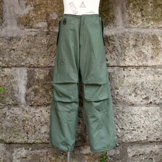 インク ( ink ) US ARMY LAUNDRY SNOW CAMO PANTS / ミリタリー アメリカ軍 ランドリー リメイク スノーカモ パンツ OLIVE メンズ レディース - エンシニータス ・US ARMY LAUNDRY SNOW CAMO PANTS 70年代ぐらいにアメリカ軍に支給されていたデッドストックのランドリーバッグを解体し、 スノーカモパンツに落とし込んだリメイクパンツ。 ヒップ周りをスッキリするようにサイズ感を変更し、 ウエストと裾のサイドにアジャスター付きのゴムスピンドルが付いており調整可能。 右腰辺りにはD管が装備されており、キーホルダー、ウィレットチェーン、AirPodsなど 取り付けることもできます。 スノーカモパンツの特徴は押さえつつ、inkらしい1本に仕上げられている ミリタリーパンツはヴィンテージ素材であるが、新しいミリタリーパンツとして楽します！ 是非、沢山の方にお試し頂ければ幸いです。 【 ink / インク 】 2005 年 Autumn & Winter より活動を開始. 国内外より自らがピックアップした愛着のある ミリタリーウエア・ヴィンテージデニム・ワークウエアを解体し その都度出会う資材を自由自在に再構築。 資材ありきで再構築を行っている為 2 つと同じものが存在しない。 デザインは勿論 資材確保からパターン・解体・裁断まで 自らで作り上げており 例え同型でも資材のコンディションや風合いで異なり 十人十色の表情となります。 【 ink 】の商品は一つ一つをリメイクしていることもあり 同じ商品でもデザインだったりサイズが変わっていきます！ 一点物になります！ 詳細はinkブログで color オリーブ size FREE (ウエスト72-92cm 股上36cm 股下70cm 渡り34cm 裾24cm) サイズ計測は手作業のため、多少の誤差が生じます。 あらかじめご了承くださいませ。 素材 コットン 100% Made in Japan 15時までのご注文は当日発送致します!! (一部商品によって当日発送ができない商品もあります。ご了承下さい） ご不明な点は店頭にてお問い合わせ下さいませ。 03-5459-1693