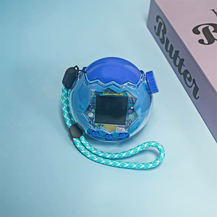 codabianca 楽天市場店の【2点セット】たまごっちパラダイス ケース デコキャップ付き Tamagotchi Paradise 保護ケース クリア ハードケース 耐衝撃 全周囲保護 交換用キャップ ストラップ付き 傷防止 アクセサリー 子供 女の子 男の子 プレゼント 電子ペットゲーム機｜アングル2