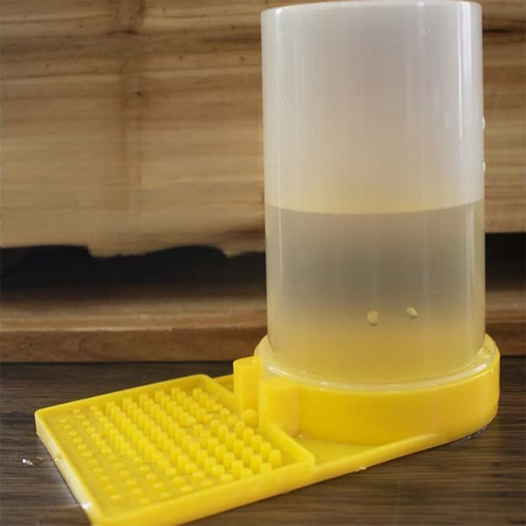 codabianca 楽天市場店の10個セット給水器 蜜蜂 フィーダー 給水器 蜂 ミツバチ給餌器 くぼみ 凸凹 養蜂用品 ミツバチ給餌器 挿し込み式 凹凸仕様 自動排出 透明ボトル｜アングル2