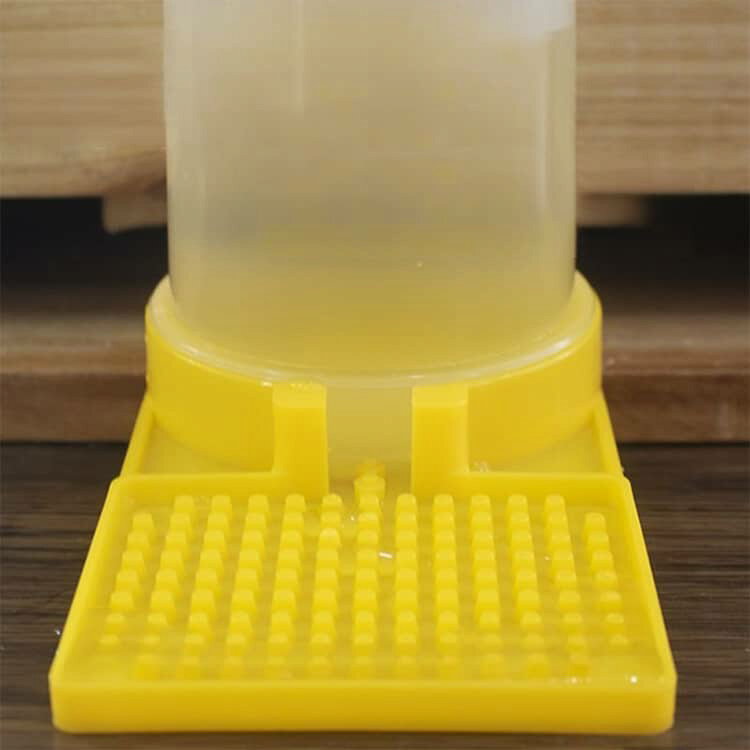 codabianca 楽天市場店の10個セット給水器 蜜蜂 フィーダー 給水器 蜂 ミツバチ給餌器 くぼみ 凸凹 養蜂用品 ミツバチ給餌器 挿し込み式 凹凸仕様 自動排出 透明ボトル｜アングル3