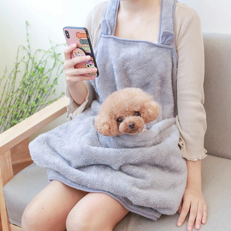 商品名:抱っこ用エプロン 生地：コーラルフリース サイズ（約）:72x61cm カラー:グレー セット内容:エプロン一枚 生産国:中国 ※平置き採寸となりますので、2-3cmの誤差についてはご容赦下さい。 ペットの毛がセーターや洋服などに付くことに困る方がいでしょう。 抱っこ用エプロンなら毛が付くことが心配しなくて楽にペットを抱くことができます。 ふわふわで猫や小型犬を入れるためのエプロンです。 ペットをリラックスさせ、快適にエプロンで眠らせます。 飼い主さんといつも一緒にいたいデレデレペットにぴったり！ 両面サンゴフリース素材で作られるので、ふわふわでペットの肌にも優しいです。内側の暖かい空気を逃さない高い保温性を持っています。 繊細の密度が高くて、脱毛しにくいです。冬秋にもおすすめいたします。 ポケットに調整できる紐が付いて、ペットの飛び出し防止できます。 後ろがボタンが付いており、着脱も楽になります。 猫耳の形で、見た目可愛すぎます！大きいポケットなので、6kg以内の猫ちゃんやワンチャンにすっぽり！ 手洗いあるいは洗濯機で簡単に洗濯できます。いつでも清潔に保てます。 ◆モニターにより色の見え方が実際の商品と多少異なることがございます。あらかじめご了承くださいませ。 ◆輸入商品について、ご存知の通り海外の工場での縫製は日本の工場と比べますと、縫製の見劣り・糸のほつれ、製造過程における小さなキズ、シミなどが見ら れる場合がございますが、不良品ではございません。出荷時にすべての商品を検品しておりますが、予め上記点ご了承下さい。