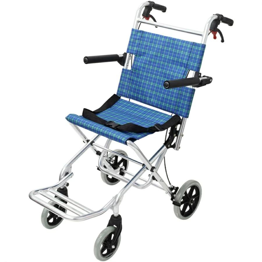 【商品仕様】 車体寸法(cm)：全幅51cm×全高93cm×全長81cm 折りたたみ寸法(cm)：全幅51cm×全高72cm×全長30cm 重量：7.2kg 素材：アルミ合金・ポリエステル 耐荷重：70kg タイヤ：ノーパンクタイヤ 前輪：6インチ 後輪：8インチ ※保証対象外：専用収納袋がついていますが汚れやスレ・ほつれ等があります。 ※注意※ 移乗の際には十分注意してご使用ください。 フットサポートに体重がかかると転倒する恐れがあります。 必ず介助者が付き添ってご使用してください。 当店では製品による事故やケガなど一切責任を負いかねます。 知識のある方のみのご購入をお願い致します。 関連キーワード： 自宅介護 介護用品 高齢者 補助 移動関連商品サングラス スポーツ用サングラス ゴルフ テニス 偏光 レンズ五枚付き...フィッティングルーム 試着室 更衣室，簡易，折畳 厚地スタイル 高密度...15,860円15,999円キャディーバッグ メンズ レディース 5分割 ゴルフ ゴルフバッグ 練...長板四輪スケートボードステップボード道路代歩街滑車専門男女成人専門ダン...15,700円15,890円介護シャンプー器 移動 シャンプー台 介護用 シャンプーチェア リクラ...折りたたみトイレ 折りたたみ式簡易トイレポータブルトイレ 介護 高齢者...26,569円4,580円しゃがみ式便器生産卸売用便器の改造部品坐り式便器の変更しゃがみ式神器ト...ベビーウォーカー 歩行器 3way ベビー 乗り物 乗用玩具 F1型 ...3,180円15,480円スキーウェア オールインワン 可愛い キッズ つなぎ ワンピース ウエ...卓上ラック 有孔ボード 1段 2段 ホワイト 幅80/100/120c...15,280円13,080円包装はあくまで商品を保護するためのものであり、 輸送時の衝撃等により包装は変形・破損してしまう場合がございます。誠に申し訳ございませんが、包装の破損は品質保証の範囲外となりますこと、何卒ご容赦ください。 箱は梱包材として扱われ、商品本体には含まれません。 ○使用上の注意事項○ ◆商品写真はできる限り実物の色に近づけるよう徹底しておりますが、 お使いのモニター設定、お部屋の照明等により実際の商品と色味が異なる場合がございます。 ◆製品寸法は手測りのため誤差が生じる可能性がございます。ご理解いただければ幸いです。 ※改造/本来の目的以外/強い衝撃などはお控え下さい。 ※仕様は予告なく変更する場合があります。 ※生産により細かい点で雑に見えるものがございます。不良品ではありません。 ○以上を了承の上、ご購入ください○