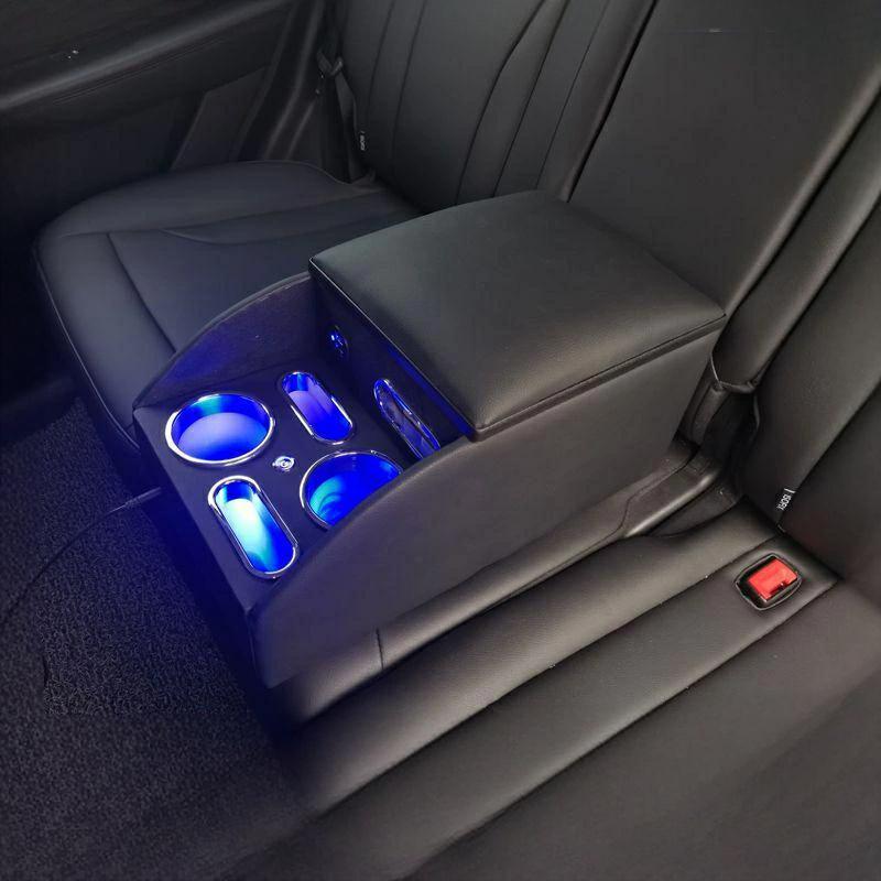 置くだけ設置 コンソールボックス アームレスト センター コンソール LED 汎用 リア ドリンクホルダー 収納 ボックス 肘掛け 肘置き USB ポート 車 内装 トヨタ TOYOTA スバル SUBARU ダイハツ DAIHATU 商品名 コンソールボックス アームレスト センター コンソール LED 汎用 リア ドリンクホルダー 収納 ボックス 肘掛け 肘置き USB ポート 車 内装 トヨタ TOYOTA スバル SUBARU ダイハツ DAIHATU 特徴 当店 商品！ 圧倒的高品質のLED コンソールボックス！ ▼POINT.1　「抜群の収納力!!」 大容量のアームレストボックスは車内のあらゆる小物を収納いたします。 またドリンクホルダー、スマホホルダーは専用でついておりますので取り出しは必要ありません。 ▼POINT.2　「後部座席に限の配慮！」 後ろにはUSBポートも備え付いているため後部座席での充電も