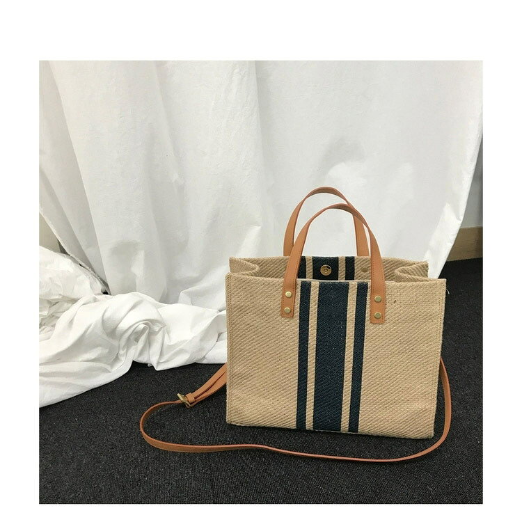 サイズ F サイズについての説明 横幅35cm マチ30cm 高さ10cm 重量300g 素材 ラシャ ポリエステル 色 ブラック ブルー 備考 ●サイズ詳細等の測り方はスタッフ間で統一、徹底はしておりますが、実寸は商品によって若干の誤差(1cm〜3cm )がある場合がございますので、予めご了承ください。 ●商品の色は、撮影時の光や、お客様のモニターの色具合などにより、実際の商品と異なる場合がございます。あらかじめ、ご了承ください。 ●製品によっては、生地の特性上、洗濯時に縮む場合がございますので洗濯時はご注意下さいませ。 ▼色味の強い製品によっては他の衣類などに色移りする場合もございますので、速やかに（脱水、乾燥等）するようにお願いいたします。 ▼生地によっては摩擦や汗、雨などで濡れた時は、他の製品に移染する恐れがございますので、着用の際はご注意下さい。 ▼生地の特性上、やや匂いが強く感じられるものもございます。数日のご使用や陰干しなどで気になる匂いはほとんど感じられなくなります。