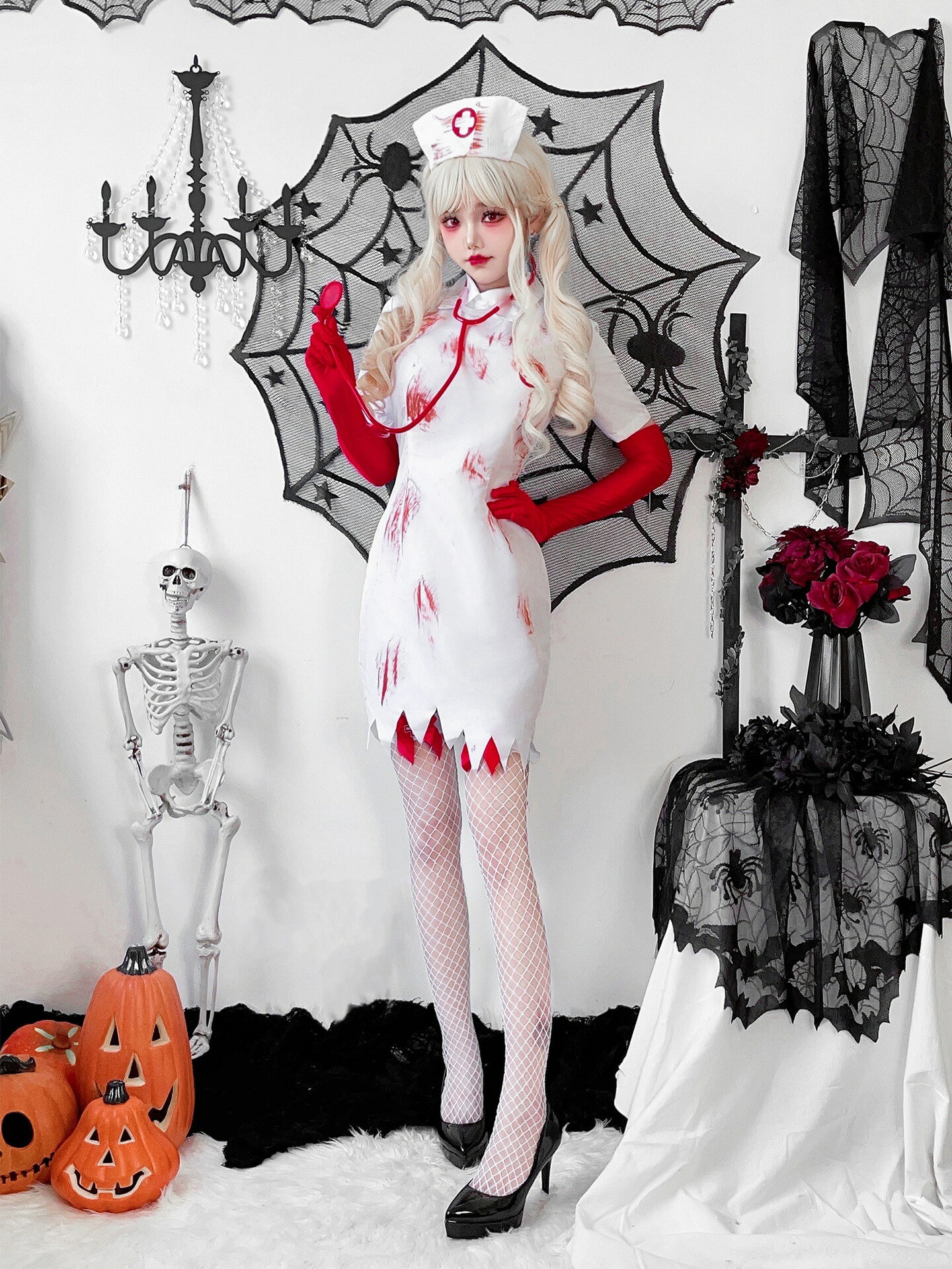 ハロウィン コスプレ レディース ナース服 看護師 ホラー 仮装 衣装 ナースキャップ グローブ付き 白を基調としたナース服に赤い傷跡風のデザインを取り入れ、リアル感のあるゾンビ・ホラーテイストを演出。 【充実の5点セット】ゾンビナース風の連衣裙、ロンググローブ、ナースキャップ、マスク、白色網タイツの5点セット。これだけで統一感のあるホラーナースコスチュームが完成し、ハロウィンの仮装を手軽に楽しめます。【ゾンビナースをイメージしたホラーデザイン】白を基調としたナース服に赤い傷跡風のデザインを取り入れ、リアル感のあるゾンビ・ホラーテイストを演出。定番のナースコスプレとは一味違う印象的な仮装スタイルに仕上がります。【赤いロンググローブがアクセント】鮮やかな赤色のロンググローブが白いナース服とのコントラストを引き立て、手元までしっかりとホラー感を演出。ナースキャップやマスクとの組み合わせで、統一感のあるコスプレを楽しめます。【白色網タイツで足元までトータルコーディネート】セットの白色網タイツを合わせることで、衣装全体の雰囲気を統一しながら足元までコーディネート。ゾンビナース、ホラーナース、ハロウィン仮装など幅広いスタイルにおすすめです。【ハロウィン・仮装イベントにおすすめ】ハロウィンパーティー、仮装イベント、コスプレ撮影、テーマパーティー、舞台やイベントなどさまざまなシーンで活躍。女性用のナースコスプレやゾンビコスチュームを探している方にもおすすめの一着です。 5