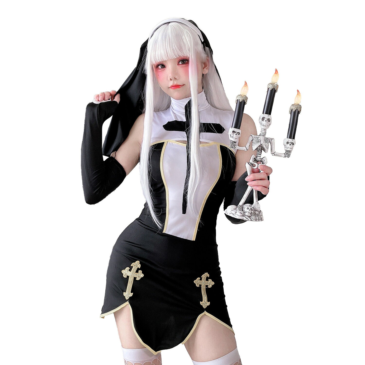 ハロウィン コスプレ レディース ナース服 看護師 ホラー 仮装 衣装 ナースキャップ グローブ付き シスター、修道女をイメージしたクラシックなスタイルで、写真撮影でも存在感を演出します。 【4点セットでコーディネート】シスター風ワンピース、ヘッドアクセサリー、グローブ、白網タイツの4点セット。届いてすぐに統一感のある修道女コスプレを楽しめます。【クラシックなシスターデザイン】ブラックを基調としたワンピースにホワイトのレースを組み合わせたモノトーンデザイン。清楚さとミステリアスな雰囲気を兼ね備えたゴシック系コスチュームです。【印象的なシルエット】ウエストラインからふんわり広がるスカートとレースのディテールが特徴。シスター、修道女をイメージしたクラシックなスタイルで、写真撮影でも存在感を演出します。【ハロウィン・コスプレにおすすめ】ハロウィン仮装、コスプレイベント、仮装パーティー、撮影会、舞台衣装などにぴったり。ゴシック、ダーク系の世界観を楽しみたい方にもおすすめです。【幅広いシーンで活躍】ハロウィンだけでなく、テーマパーティー、イベント、コスプレ撮影などさまざまなシーンで活用できます。シスターや修道女をモチーフにした仮装を手軽に楽しめるレディース衣装です。 5